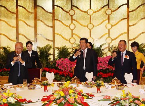賈慶林出席港澳地區(qū)政協(xié)委員招待會(huì)
