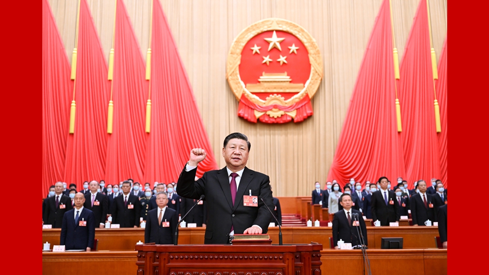 新當(dāng)選的國家主席、中央軍委主席習(xí)近平進(jìn)行憲法宣誓