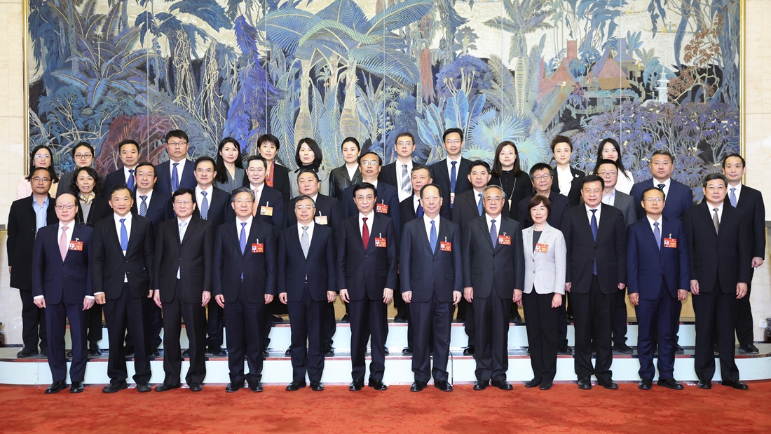 王滬寧看望參加全國政協(xié)十四屆二次會議宣傳報道的新聞工作者代表