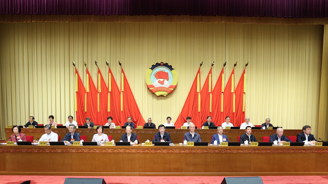 傳達學習貫徹中共二十屆三中全會精神 全國政協(xié)十四屆常委會第八次會議開幕<br> 王滬寧主持 蔡奇作報告