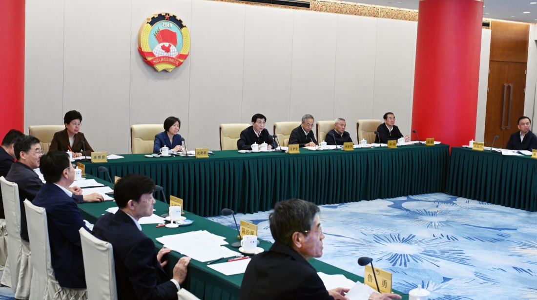 全國(guó)政協(xié)召開(kāi)遠(yuǎn)程協(xié)商會(huì) 圍繞“積極發(fā)展銀發(fā)經(jīng)濟(jì)”協(xié)商議政 王滬寧主持