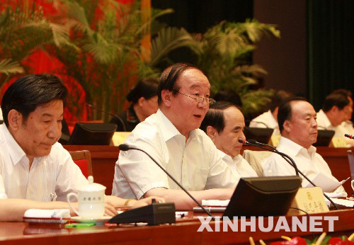 這是北京奧運(yùn)會(huì)組委會(huì)執(zhí)行副主席蔣效愚（前左二）作《奧林匹克運(yùn)動(dòng)及其人文精神》的專題報(bào)告。 新華社記者 龐興雷 攝