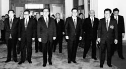 3 月3 日，中國人民政治協(xié)商會議第九屆全國委員會第一次會議在北京人民大會堂隆重開幕。江澤民、李鵬、喬石、朱镕基、李瑞環(huán)、劉華清、胡錦濤、尉健行、李嵐清、榮毅仁等領(lǐng)導(dǎo)同志步入會場。新華社記者劉建國攝 