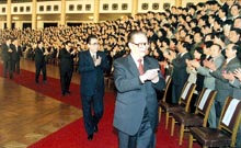 3 月1 4 日，江澤民、李鵬、喬石、朱镕基、李瑞環(huán)、劉華清、胡錦濤、尉健行、李嵐清、榮毅仁等會(huì)見(jiàn)出席全國(guó)政協(xié)九屆一次會(huì)議的政協(xié)委員。這是江澤民、李鵬、喬石、朱镕基、李瑞環(huán)、劉華清等步入會(huì)見(jiàn)廳。新華社記者 樊如均攝 