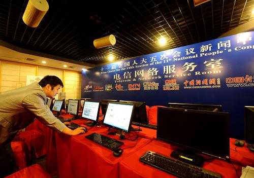 2月26日，在全國兩會新聞中心電信網(wǎng)絡(luò)服務(wù)室，工作人員在調(diào)試網(wǎng)絡(luò)。當(dāng)日，設(shè)在北京西長安街北側(cè)梅地亞中心的全國兩會新聞中心正式開展工作。十一屆全國人大五次會議和全國政協(xié)十一屆五次會議將分別于3月5日和3月3日在北京開幕。新華社記者 燕雁 攝