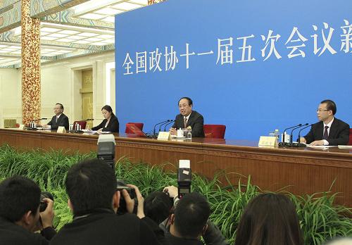 3月2日，全國政協(xié)十一屆五次會議在北京人民大會堂舉行新聞發(fā)布會，大會發(fā)言人趙啟正介紹會議有關(guān)情況并回答中外記者提問。新華社記者 丁林 攝