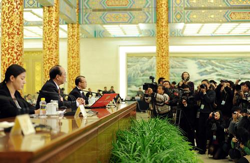 3月2日，全國政協(xié)十一屆五次會議在北京人民大會堂舉行新聞發(fā)布會，大會發(fā)言人趙啟正介紹會議有關(guān)情況并回答中外記者提問。新華社記者 謝環(huán)馳 攝