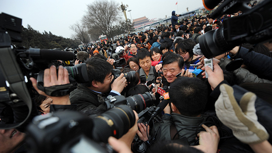 2012年3月3日15時(shí)，全國(guó)政協(xié)十一屆五次會(huì)議在人民大會(huì)堂舉行開(kāi)幕會(huì)。圖為全國(guó)政協(xié)委員陳竺遭遇媒體圍堵采訪。新華網(wǎng) 陳競(jìng)超 攝
