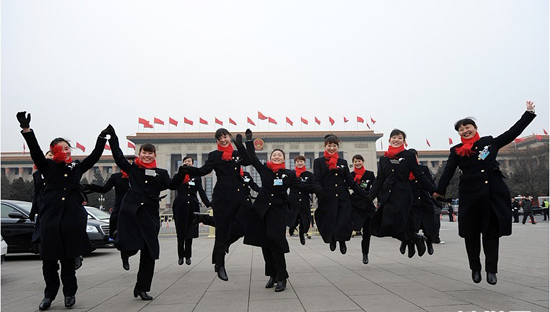 2012年3月3日15時，全國政協(xié)十一屆五次會議在人民大會堂舉行開幕會。當日，全國兩會住地賓館酒店的禮儀小姐成為天安門廣場一道亮麗的風景。新華網(wǎng) 陳競超 攝