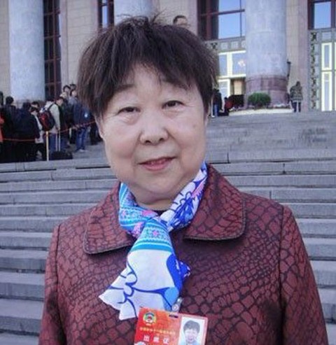 政協(xié)委員馮幸耘（相聲演員馮鞏姐姐）亦以一身紅色格子大衣亮相，之前網(wǎng)絡(luò)盛傳馮幸耘與馮鞏的對比照，使得這位婦聯(lián)組政協(xié)委員變得更受關(guān)注。