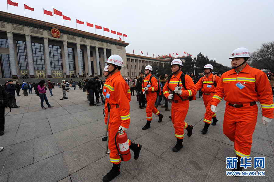 2012年3月3日15時(shí)，全國(guó)政協(xié)十一屆五次會(huì)議在人民大會(huì)堂舉行開幕會(huì)。圖為工作人員堅(jiān)守崗位為兩會(huì)提供服務(wù)。新華網(wǎng) 陳競(jìng)超 攝