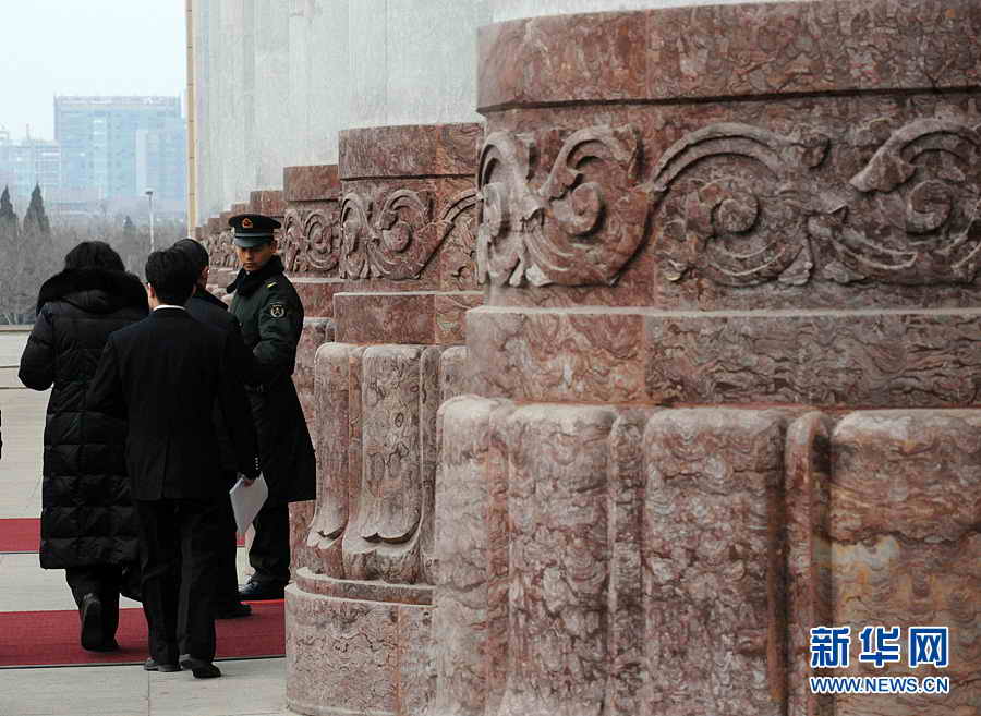 2012年3月3日15時(shí)，全國政協(xié)十一屆五次會(huì)議在人民大會(huì)堂舉行開幕會(huì)。圖為工作人員堅(jiān)守崗位為兩會(huì)提供服務(wù)。新華網(wǎng) 陳競(jìng)超 攝