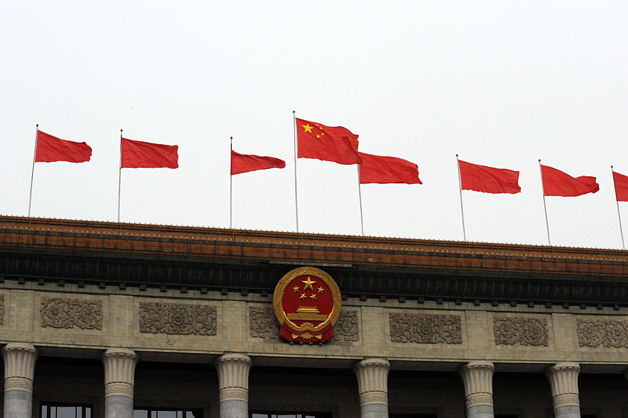 全國政協(xié)十一屆五次會議定于３月３日下午３時在人民大會堂開幕。圖為大會堂外紅旗飄展。新華網(wǎng) 陳競超 攝