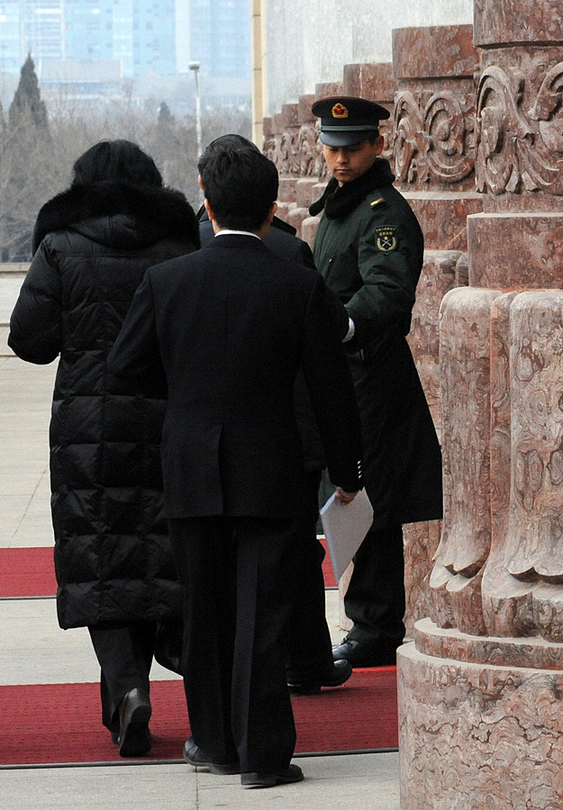 全國政協(xié)十一屆五次會議定于３月３日下午３時在人民大會堂開幕。圖為大會堂南門外的警衛(wèi)人員正在執(zhí)勤。新華網(wǎng) 陳競超 攝