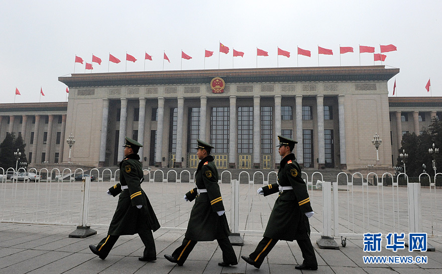 全國(guó)政協(xié)十一屆五次會(huì)議定于３月３日下午３時(shí)在人民大會(huì)堂開幕。圖為大會(huì)堂東門外廣場(chǎng)警衛(wèi)人員正在執(zhí)勤。新華網(wǎng) 陳競(jìng)超 攝