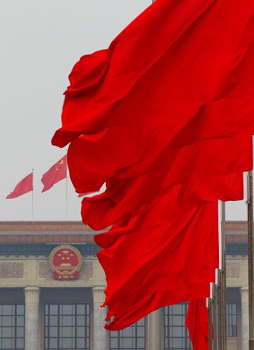 3月5日，第十一屆全國(guó)人民代表大會(huì)第五次會(huì)議即將在北京人民大會(huì)堂開幕。這是天安門廣場(chǎng)上紅旗飄飄。新華社記者 王申 攝 