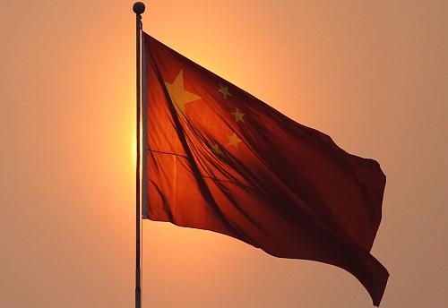 3月5日，第十一屆全國(guó)人民代表大會(huì)第五次會(huì)議即將在北京人民大會(huì)堂開幕。這是五星紅旗在朝陽(yáng)的映襯下飄揚(yáng)。新華社記者 王申 攝