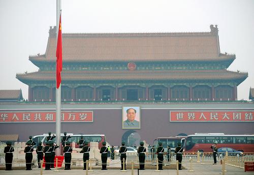 3月5日，第十一屆全國人民代表大會第五次會議在北京人民大會堂開幕。這是天安門廣場上舉行升旗儀式。新華社記者 燕雁 攝 