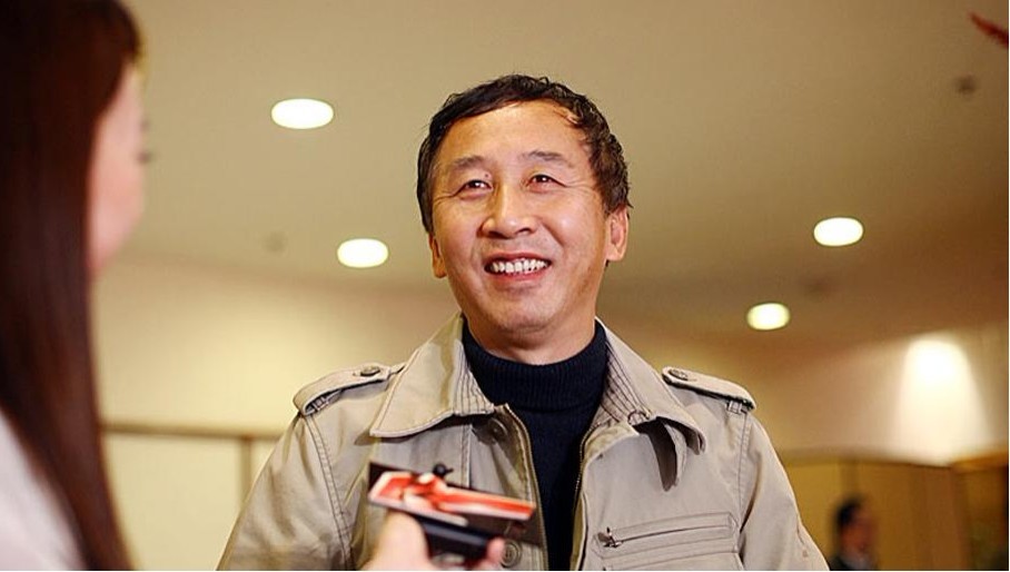 2012年3月4日，政協(xié)委員、著名導(dǎo)演馮小寧在接受記者采訪時倡議電影拍攝時要注重環(huán)保，對拍攝后的場地要進行打掃，不用或者少用化學(xué)材料避免環(huán)境的污染。 中國網(wǎng)圖片庫 楊佳/攝影
