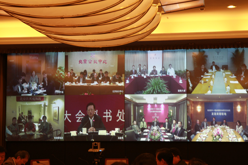 政協(xié)十一屆五次會(huì)議正在北京召開，大會(huì)工作機(jī)構(gòu)分布在多個(gè)駐地，會(huì)議的組織工作任務(wù)重、時(shí)間緊，大會(huì)秘書處技術(shù)保障組應(yīng)用先進(jìn)的信息技術(shù)，提高工作效率。圖為大會(huì)秘書處利用華為公司提供  的視頻會(huì)議系統(tǒng)，召開視頻工作會(huì)議。
