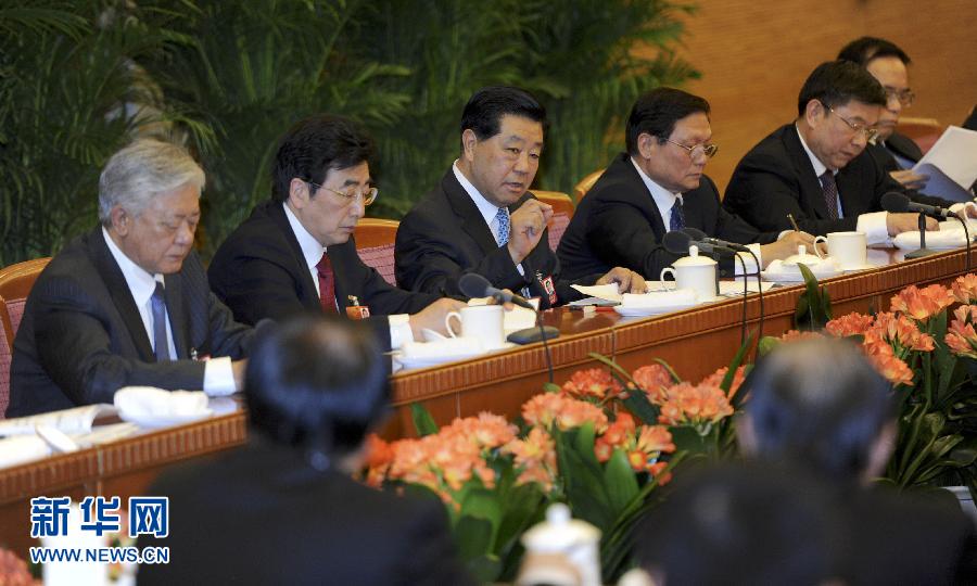 3月5日，中共中央政治局常委、全國(guó)政協(xié)主席賈慶林參加十一屆全國(guó)人大五次會(huì)議北京代表團(tuán)的審議。 新華社記者 張鐸 攝