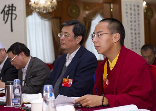 3月5日，出席全國(guó)政協(xié)十一屆五次會(huì)議的宗教界委員舉行小組會(huì)，討論政府工作報(bào)告。這是全國(guó)政協(xié)委員十一世班禪額爾德尼·確吉杰布參加小組討論。新華社記者 黃敬文 攝