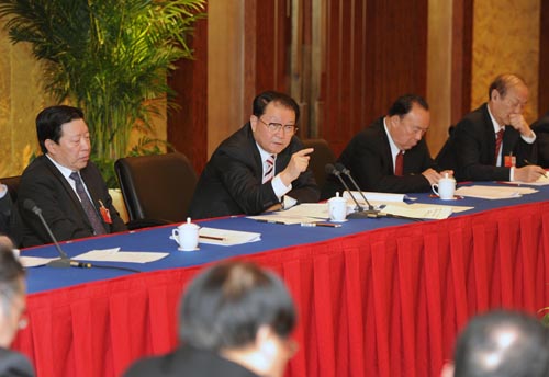 3月4日，中共中央政治局常委李長春看望出席全國政協(xié)十一屆五次會議的文藝界委員，并參加聯(lián)組會，同大家共商國是。 新華社記者 謝環(huán)馳 攝