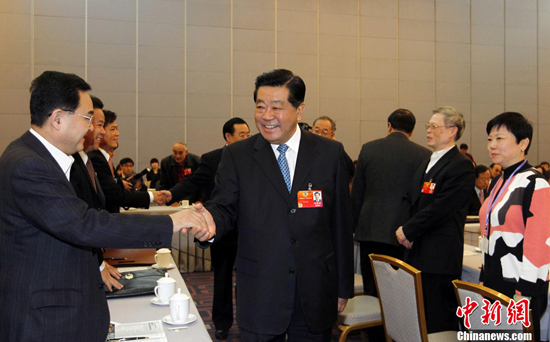 3月4日，中共中央政治局常委、全國(guó)政協(xié)主席賈慶林在北京鐵道大廈參加全國(guó)政協(xié)對(duì)外友好界委員“小組討論、共商國(guó)是”會(huì)議。中新社記者 杜洋 攝 