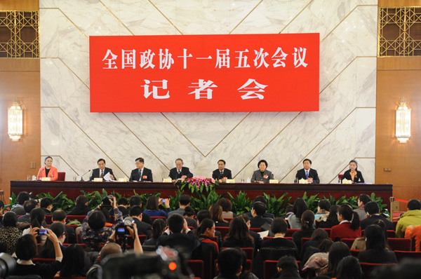 全國(guó)政協(xié)于3月6日15時(shí)在人民大會(huì)堂一樓新聞發(fā)布廳舉行主題為“穩(wěn)中求進(jìn)，推動(dòng)經(jīng)濟(jì)社會(huì)科學(xué)發(fā)展”的記者會(huì)，邀請(qǐng)全國(guó)政協(xié)委員厲以寧、許善達(dá)、陳錫文、馬秀紅、楊凱生、任洪斌圍繞經(jīng)濟(jì)發(fā)展問題回答中外記者提問。圖為記者會(huì)現(xiàn)場(chǎng)。陳競(jìng)超 攝