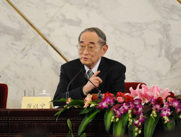 全國(guó)政協(xié)于3月6日15時(shí)在人民大會(huì)堂一樓新聞發(fā)布廳舉行主題為“穩(wěn)中求進(jìn)，推動(dòng)經(jīng)濟(jì)社會(huì)科學(xué)發(fā)展”的記者會(huì)，邀請(qǐng)全國(guó)政協(xié)委員厲以寧、許善達(dá)、陳錫文、馬秀紅、楊凱生、任洪斌圍繞經(jīng)濟(jì)發(fā)展問(wèn)題回答中外記者提問(wèn)。圖為厲以寧委員回答新華社記者提問(wèn)。 陳競(jìng)超 攝
