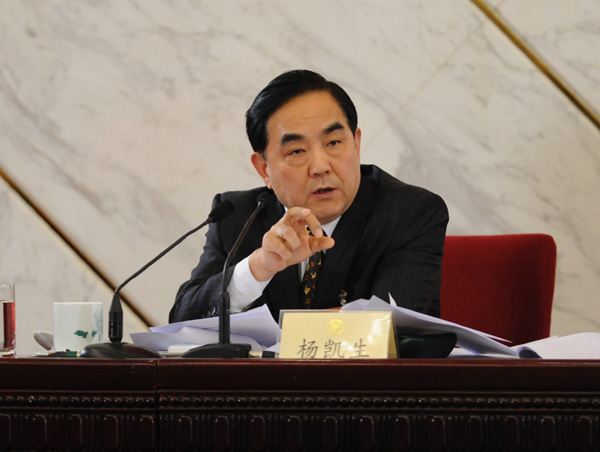 全國(guó)政協(xié)于3月6日15時(shí)在人民大會(huì)堂一樓新聞發(fā)布廳舉行主題為“穩(wěn)中求進(jìn)，推動(dòng)經(jīng)濟(jì)社會(huì)科學(xué)發(fā)展”的記者會(huì)，邀請(qǐng)全國(guó)政協(xié)委員厲以寧、許善達(dá)、陳錫文、馬秀紅、楊凱生、任洪斌圍繞經(jīng)濟(jì)發(fā)展問(wèn)題回答中外記者提問(wèn)。圖為全國(guó)政協(xié)委員、中國(guó)工商銀行行長(zhǎng)楊凱生回答記者提問(wèn)。陳競(jìng)超 攝