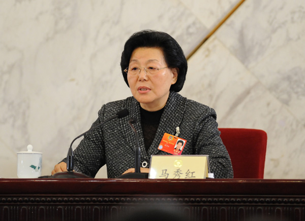 全國政協(xié)于3月6日15時在人民大會堂一樓新聞發(fā)布廳舉行主題為“穩(wěn)中求進，推動經(jīng)濟社會科學發(fā)展”的記者會，邀請全國政協(xié)委員厲以寧、許善達、陳錫文、馬秀紅、楊凱生、任洪斌圍繞經(jīng)濟發(fā)展問題回答中外記者提問。圖為全國政協(xié)委員、全國政協(xié)外事委員會副主任、商務部原副部長馬秀紅回答記者提問。陳競超 攝
