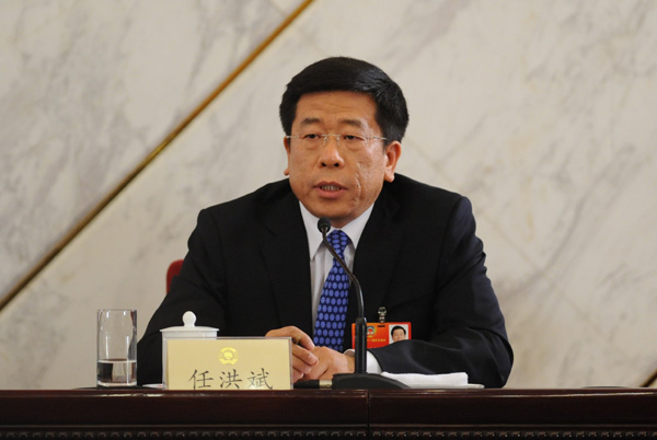 全國(guó)政協(xié)于3月6日15時(shí)在人民大會(huì)堂一樓新聞發(fā)布廳舉行主題為“穩(wěn)中求進(jìn)，推動(dòng)經(jīng)濟(jì)社會(huì)科學(xué)發(fā)展”的記者會(huì)，邀請(qǐng)全國(guó)政協(xié)委員厲以寧、許善達(dá)、陳錫文、馬秀紅、楊凱生、任洪斌圍繞經(jīng)濟(jì)發(fā)展問(wèn)題回答中外記者提問(wèn)。圖為全國(guó)政協(xié)委員、中國(guó)機(jī)械工業(yè)集團(tuán)董事長(zhǎng)任洪斌答問(wèn)。陳競(jìng)超 攝