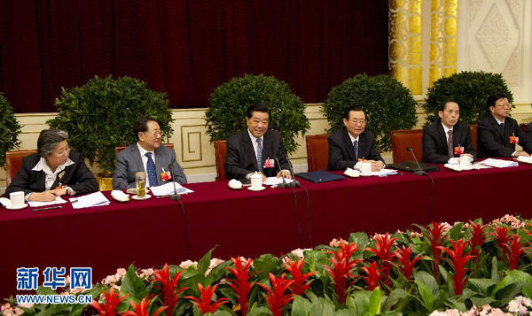 3月6日，中共中央政治局常委、全國(guó)政協(xié)主席賈慶林參加全國(guó)政協(xié)十一屆五次會(huì)議中共界政協(xié)委員聯(lián)組討論。 新華社記者 黃敬文 攝