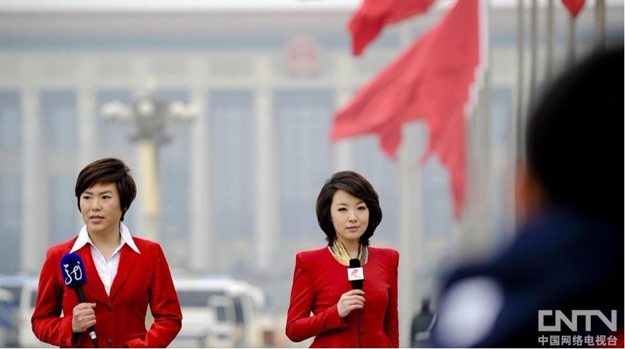 3月5日，第十一屆全國人民代表大會第五次會議開幕，兩名女記者不約而同穿紅衣出鏡。