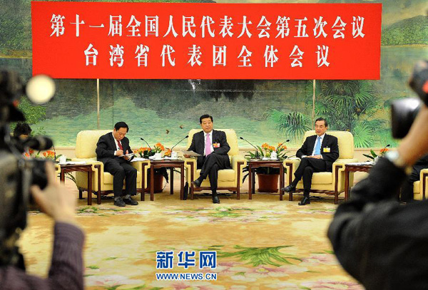 3月7日，中共中央政治局常委、全國政協(xié)主席賈慶林參加十一屆全國人大五次會議臺灣代表團(tuán)的審議。 新華社記者 劉建生 攝