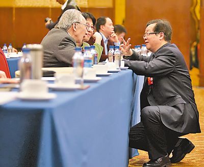 3月7日，全國(guó)政協(xié)文藝界別聯(lián)組討論會(huì)間隙，馮雙白蹲著與靳尚誼、趙汝蘅熱烈討論。盧 旭攝