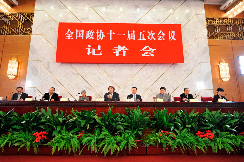 人民網(wǎng)北京3月8日電（記者 翁奇羽）3月8日15時(shí)在人民大會(huì)堂一樓新聞發(fā)布廳舉行主題為“深化文體改革，促進(jìn)文化大發(fā)展大繁榮”的記者會(huì)，邀請(qǐng)全國(guó)政協(xié)委員馮驥才、王健林、單霽翔、尹力、樊錦詩(shī)圍繞文化問(wèn)題回答中外記者提問(wèn)。