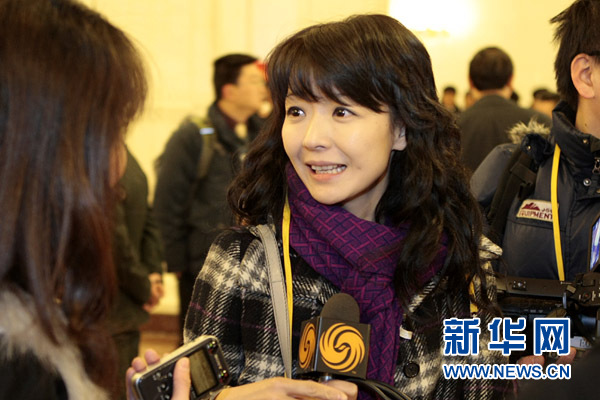 3月8日9時，十一屆全國人大五次會議舉行第二次全體會議，聽取刑事訴訟法修正案草案說明，十二屆全國人大代表名額和選舉問題的決定草案說明，香港特區(qū)、澳門特區(qū)選舉十二屆全國人大代表的辦法草案說明。圖為一名媒體記者在大會現(xiàn)場。 楊理光 攝