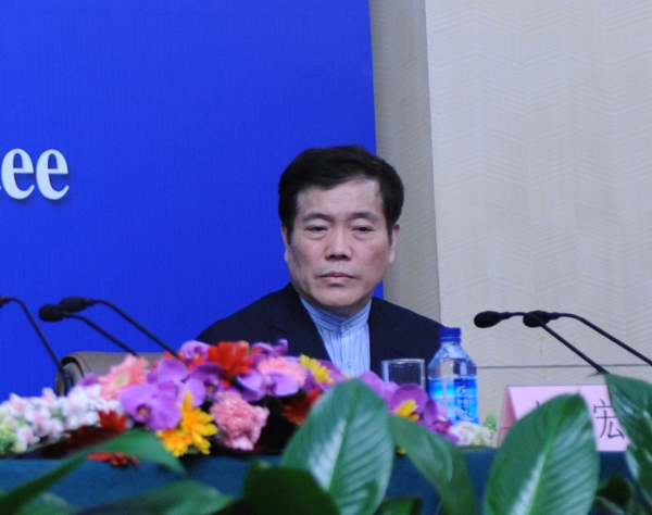 2012年3月9日15:00，全國政協(xié)十一屆五次會議在梅地亞兩會新聞中心舉行記者會。全國政協(xié)委員鐘秉林、張平、郗杰英、李和平、劉長銘、趙麗宏出席記者會，談促進教育公平提高教育質(zhì)量，并回答記者的提問。圖為民進中央委員，中國作家協(xié)會全國委員會委員、上海文學(xué)雜志社社長趙麗宏。王瀚林 攝