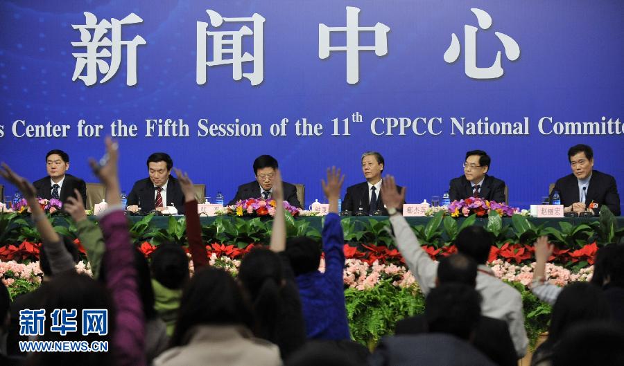 3月9日，全國(guó)政協(xié)十一屆五次會(huì)議在北京梅地亞中心舉行記者會(huì)，張平（左三）、鐘秉林（右三）、劉長(zhǎng)銘（左二）、郗杰英（右二）、李和平（左一）、趙麗宏（右一）委員就“促進(jìn)教育公平提高教育質(zhì)量”回答記者提問(wèn)。新華社記者 王鵬 攝 