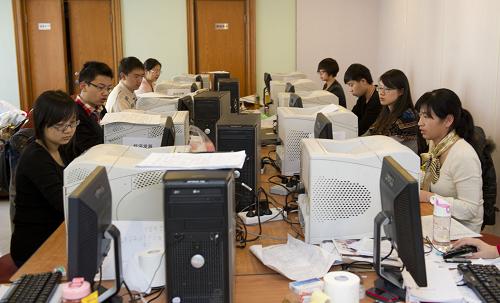 3月8日14時(shí)是全國政協(xié)十一屆五次會(huì)議提案截止時(shí)間。記者從大會(huì)提案組獲悉，大會(huì)共收到提案6069件。這是工作人員在緊張整理提案。新華社記者 黃敬文 攝