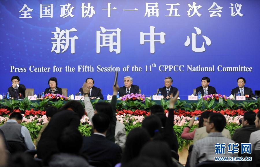 3月10日，全國政協(xié)十一屆五次會議在北京梅地亞中心舉行記者會，全國政協(xié)委員趙平（左四）、吳明江（右三）、李立明（左三）、陳仲強（右二）、吳明（左二）、王執(zhí)禮（右一）就“深化醫(yī)藥衛(wèi)生體制改革”相關(guān)問題回答記者提問。新華社記者王鵬攝