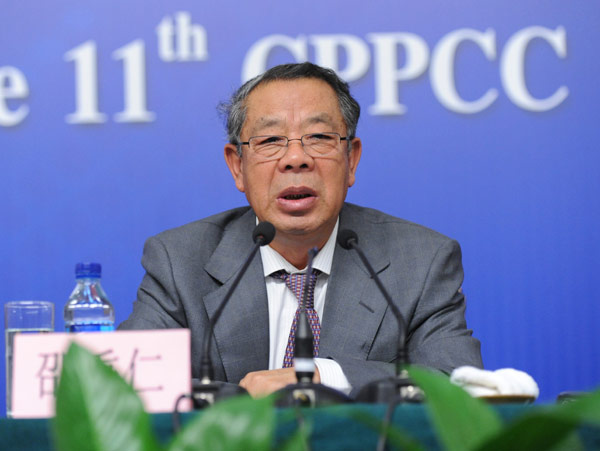 全國政協(xié)十一屆五次會議于3月10日上午10時45分在梅地亞兩會新聞中心舉行第六場記者會，張國寶、邵秉仁、王炳華、陸啟洲、李河君、牛文元等六位政協(xié)委員談發(fā)展新能源和清潔能源。圖為全國政協(xié)委員、全國政協(xié)人口資源環(huán)境委員會副主任，國家電監(jiān)會原副主席邵秉仁。陳競超 攝