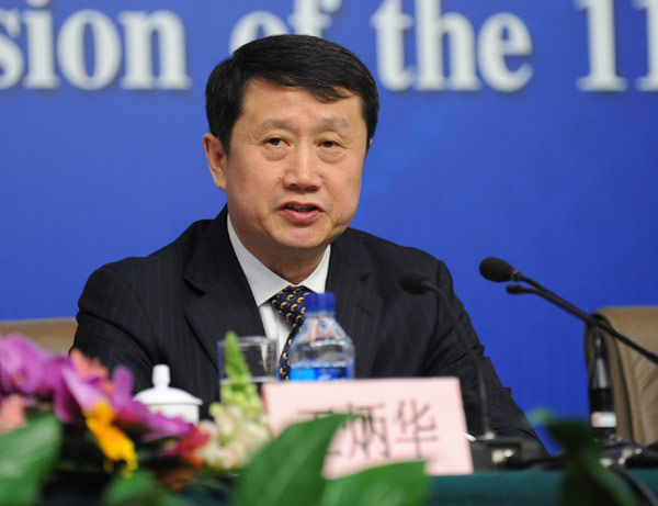 全國(guó)政協(xié)十一屆五次會(huì)議于3月10日上午10時(shí)45分在梅地亞兩會(huì)新聞中心舉行第六場(chǎng)記者會(huì)，張國(guó)寶、邵秉仁、王炳華、陸啟洲、李河君、牛文元等六位政協(xié)委員談發(fā)展新能源和清潔能源。圖為全國(guó)政協(xié)提案委員會(huì)委員、國(guó)家核電技術(shù)公司黨組書(shū)記、董事長(zhǎng)王炳華回答記者提問(wèn)。陳競(jìng)超 攝