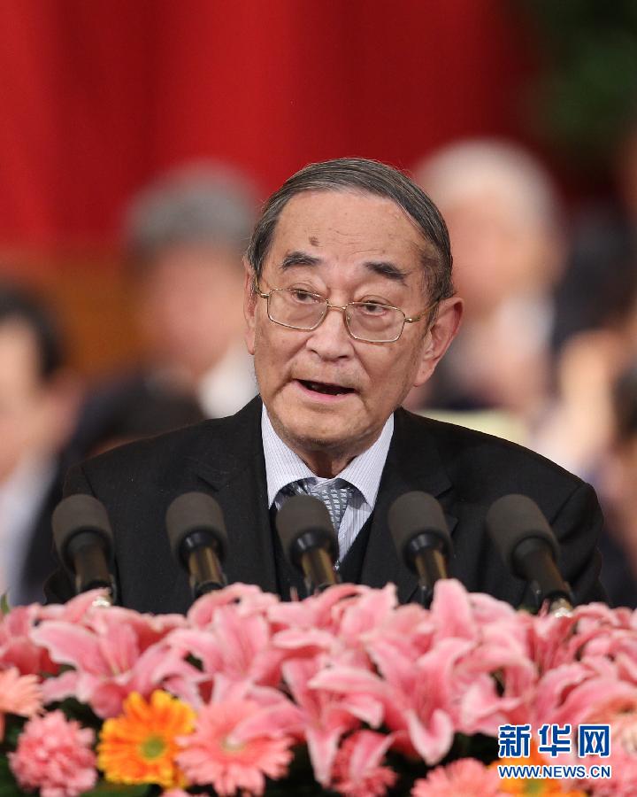 3月10日，全國政協(xié)十一屆五次會議在北京人民大會堂舉行第三次全體會議。這是厲以寧委員作《教育資源的均衡配置和城鄉(xiāng)收入差距的縮小》的發(fā)言。新華社記者 丁林 攝 