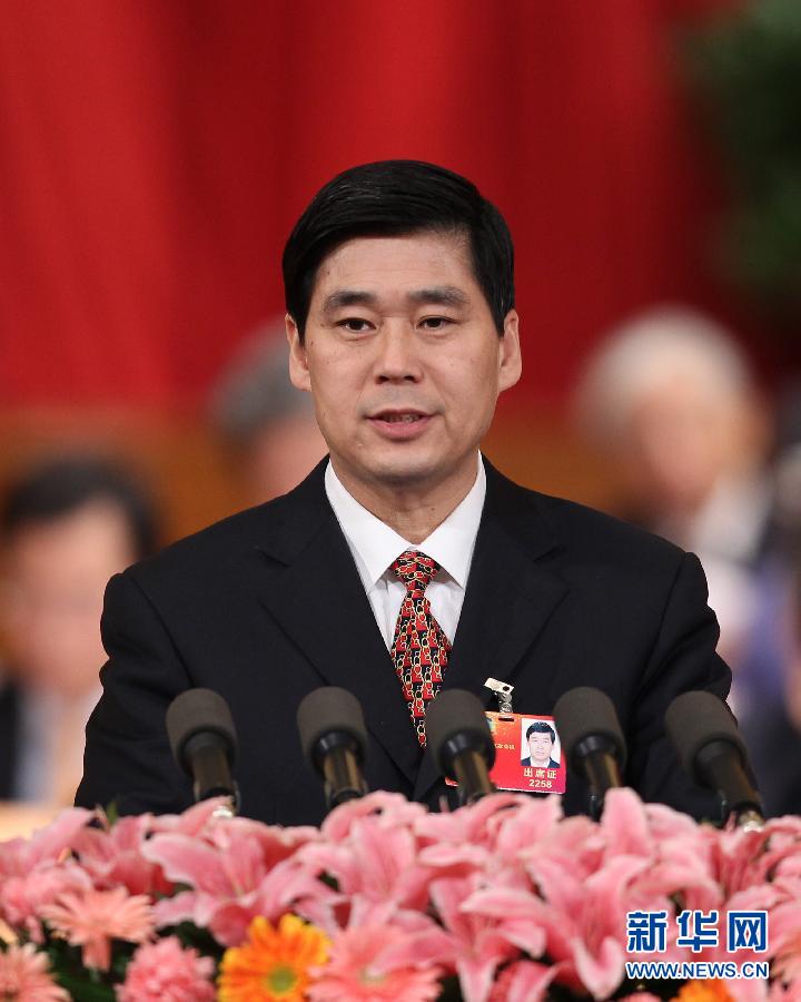 3月10日，全國(guó)政協(xié)十一屆五次會(huì)議在北京人民大會(huì)堂舉行第三次全體會(huì)議。這是錢學(xué)明委員作《解決拖欠農(nóng)民工工資要對(duì)癥下藥》的發(fā)言。新華社記者 丁林 攝