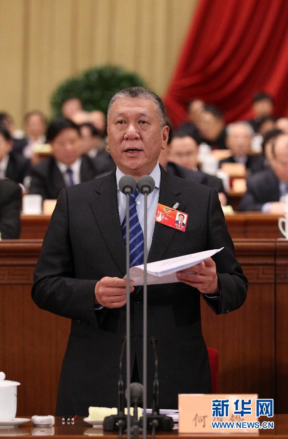 3月10日，全國(guó)政協(xié)十一屆五次會(huì)議在北京人民大會(huì)堂舉行第三次全體會(huì)議。全國(guó)政協(xié)副主席何厚鏵主持會(huì)議。 新華社記者 蘭紅光 攝 