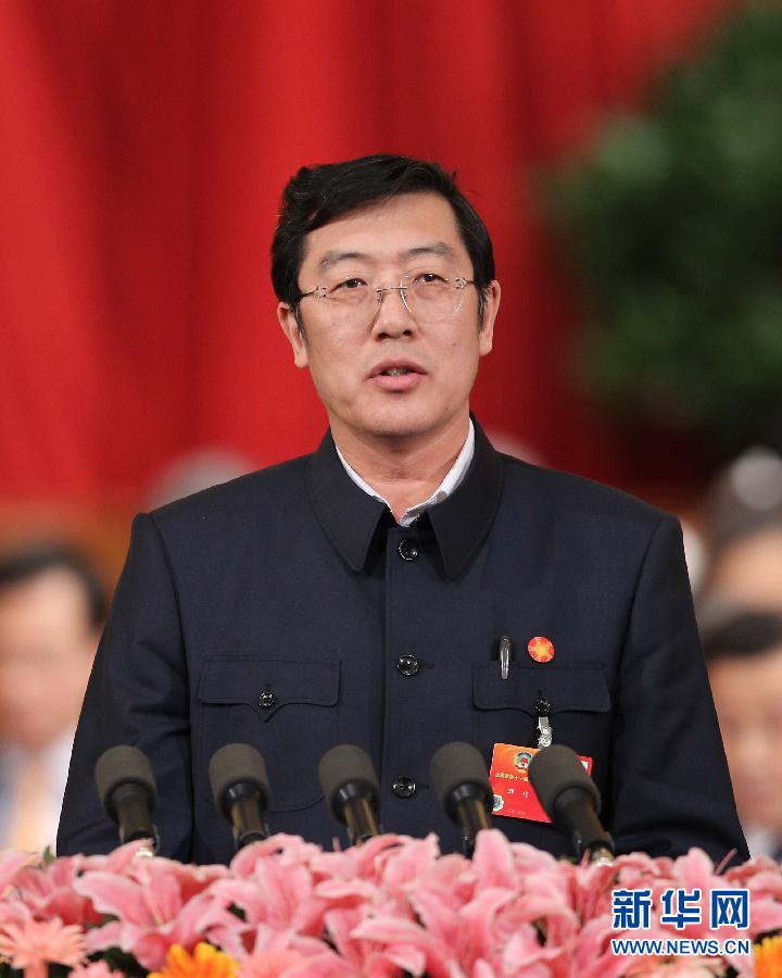 3月10日，全國政協(xié)十一屆五次會議在北京人民大會堂舉行第三次全體會議。這是鄧偉委員作《更好地發(fā)展民企才能更好地改善民生》的發(fā)言。新華社記者 丁林 攝