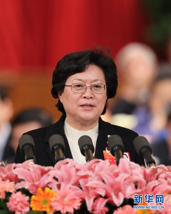 3月10日，全國政協(xié)十一屆五次會議在北京人民大會堂舉行第三次全體會議。這是甄硯委員代表全國婦聯(lián)作《加快制定反家庭暴力法》的發(fā)言。新華社記者 丁林 攝